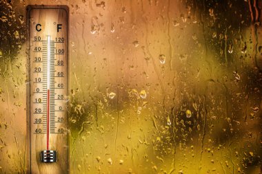 Celsius ve fahrenheit düşük sıcaklık termometre penceresinin arkasına gösterir.
