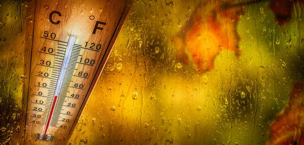 Termómetro Detrás Ventana Muestra Una Baja Temperatura Celsius Fahrenheit — Foto de Stock