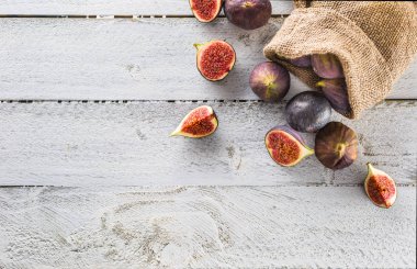 Serbestçe eski ahşap masanın üzerinde yatan bir kaç incir.