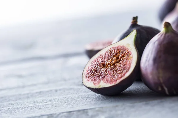 Quelques Figues Couchées Librement Sur Une Vieille Table Bois — Photo