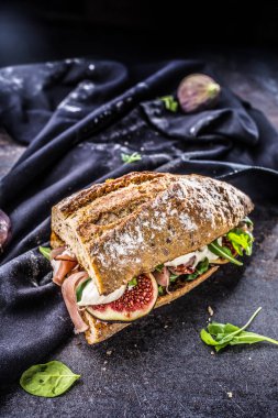 Sandviç incir prosciutto ıspanak roka ve peynir sos ile.