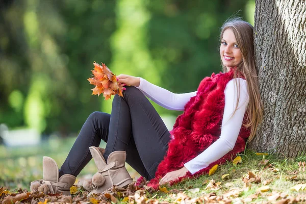 Όμορφη Νεαρή Ευτυχισμένη Γυναίκα Κάθεται Στο Πάρκο Φθινόπωρο — Φωτογραφία Αρχείου