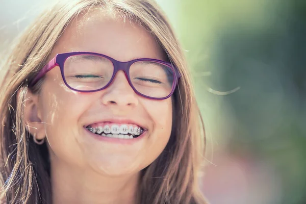 Retrato Uma Adolescente Sorridente Feliz Com Aparelho Dentário Óculos — Fotografia de Stock