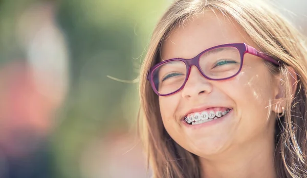 Портрет Счастливой Улыбающейся Девочки Подростка Зубных Скобках Очках — стоковое фото