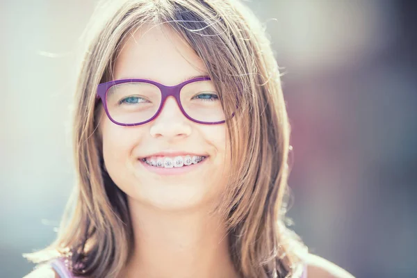 歯科ブレースとメガネの幸せ笑顔の 代の少女の肖像画 — ストック写真