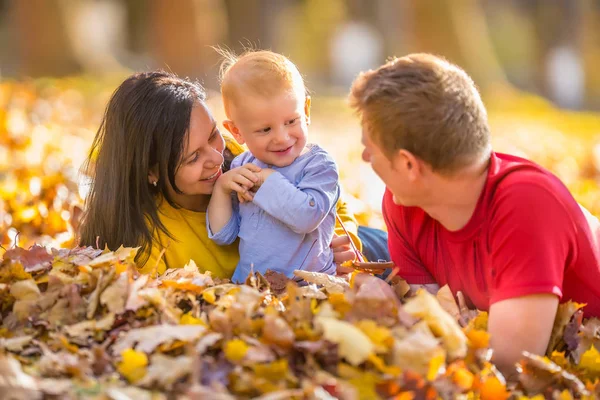 Bonne Famille Mère Père Bébé Dans Parc Automne Jouer Avec — Photo