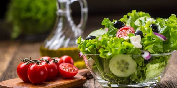 Gemüse Salat Mit Tomaten Zwiebelkäse Und Oliven — Stockfoto