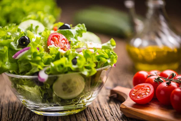 Gemüse Salat Mit Tomaten Zwiebelkäse Und Oliven — Stockfoto