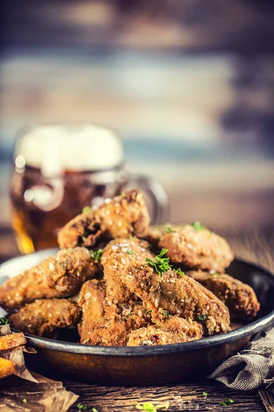 Fried Chicken Wings Frytki Piwo Stole Pubie Czy Restauracji — Zdjęcie stockowe