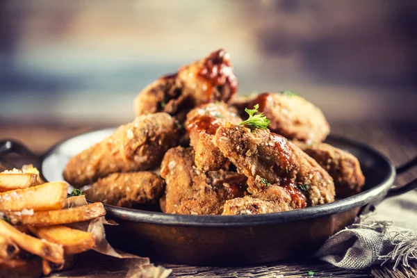 Gebakken Kippenvleugels Met Friet Tafel Café Restaurant — Stockfoto