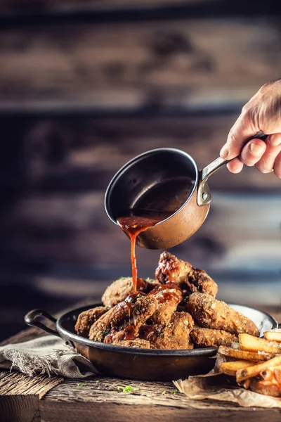 Stekt Kycklingvingar Med Pommes Bord Pub Eller Restaurang Kockens Hand — Stockfoto