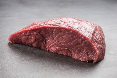 Karanlık kasap kurulu ham sığır eti uyluk kısmını.