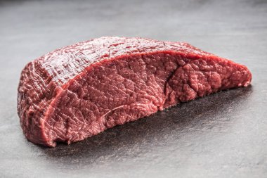 Karanlık kasap kurulu ham sığır eti uyluk kısmını.