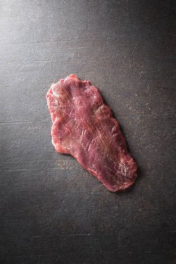 Çiğ Dana Külbastı kasap gemide bölümünü. 