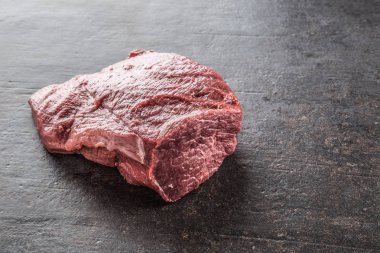 Karanlık kasap kurulu ham sığır eti omuz kısmı.