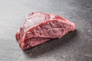 Karanlık kasap kurulu ham sığır eti omuz kısmı.