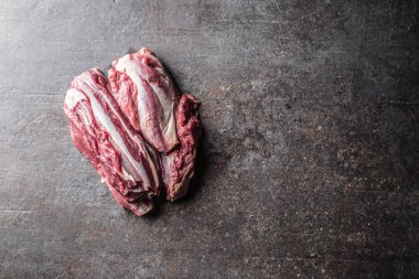 Ham sığır eti şaftlı karanlık kasap gemide bölümünü.