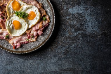 Görünümün üst pastırma ve yumurta ile otlar tavada kavrulmuş.