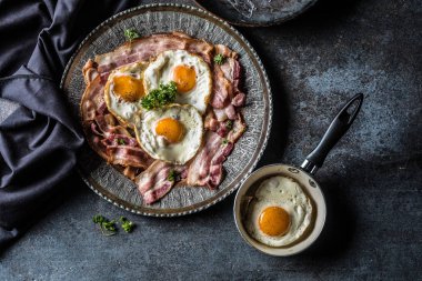 Görünümün üst pastırma ve yumurta ile otlar tavada kavrulmuş.