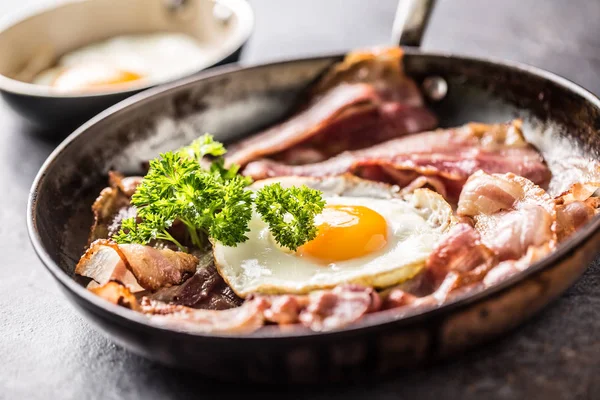 Close Roasted Bacon Egg Herbs Pan — Stock Photo, Image