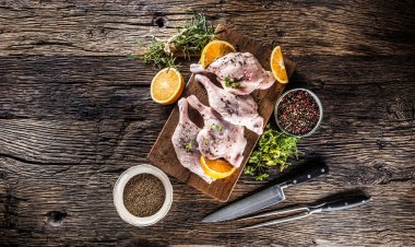 Görünüm ham ördek bacakları portakal otlar biberiye kimyon ile tepesinde bir biber tuz.