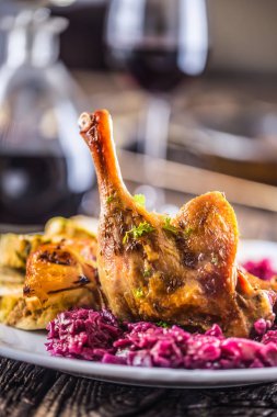 Kızartma kısmı ördek bacak kırmızı lahana ev yapımı köfte arka plaka ve kırmızı şarap.