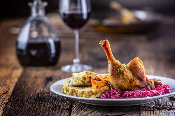 Portion Gebratene Entenkeule Rotkohl Hausgemachte Knödel Auf Teller Und Rotwein — Stockfoto