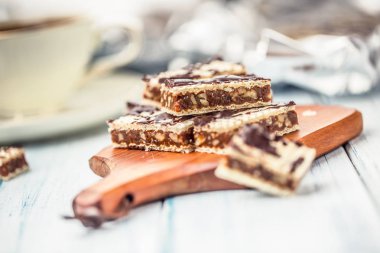 Bir gözleme kek Çikolata karamel ve ceviz. Kahve ile geleneksel slovak ve Çek pasta grilaz.