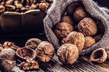 Çuval bezi çuval ve vintage kase ceviz taneleri bütün ceviz.