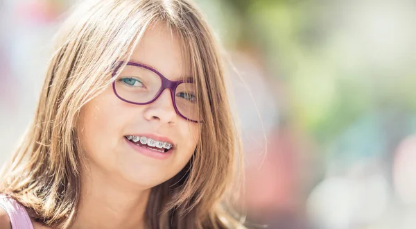 Lyckligt Leende Flicka Med Tandställning Och Glasögon Ung Söt Kaukasiska — Stockfoto