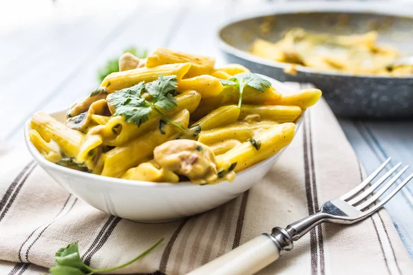 Pena Macarrão Com Pedaços Frango Cogumelos Molho Queijo Parmesão Decoração — Fotografia de Stock