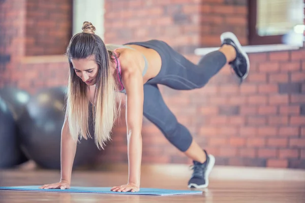 Young Sport Vrouw Beoefenen Van Plank Mat Sportschool — Stockfoto