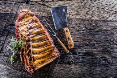 Çiğ domuz kaburga ve biberiye otlar ahşap tahta üzerinde füme.