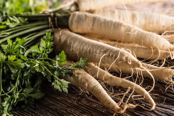 Nahaufnahme Pastinaken Mit Petersilienoberteil Auf Holzbrett — Stockfoto