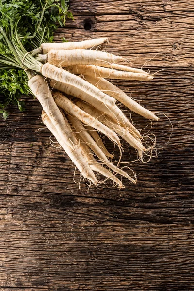 Nahaufnahme Pastinaken Mit Petersilienoberteil Auf Holzbrett — Stockfoto