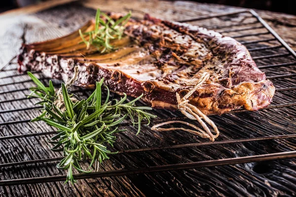 Geräucherte Rohe Schweinerippchen Und Rosmarinkräuter Auf Holzbrett — Stockfoto