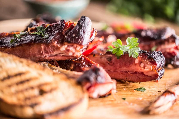 Leckere Gegrillte Schweinerippchen Vom Grill Mit Chilischoten Und Petersilienkräutern — Stockfoto