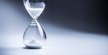 Stüdyo ışıkları içinde çalışma süresi içinde Modern kum saati.