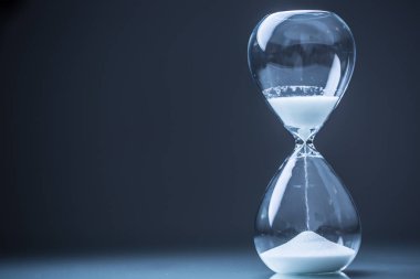 Stüdyo ışıkları içinde çalışma süresi içinde Modern kum saati.