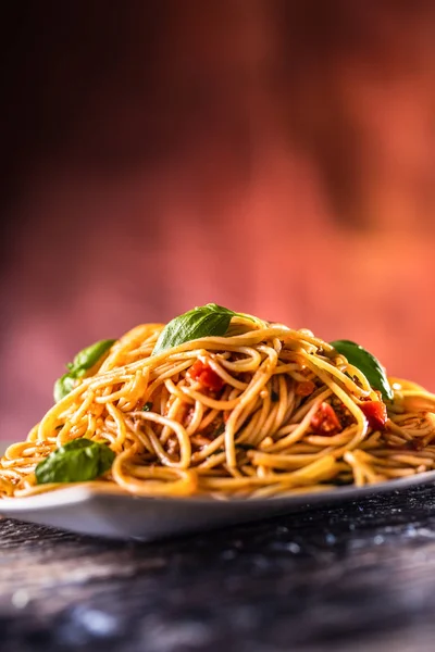 Italienische Pasta Spaghetti Mit Tomatensauce Basilikum Und Parmesan Weißem Teller — Stockfoto