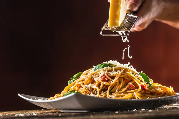Talyan Makarna Spagetti Beyaz Tabakta Domates Sosu Fesleğen Parmesan Peyniri — Stok fotoğraf