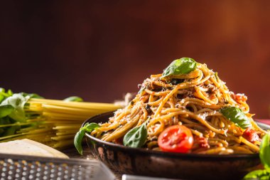 İtalyan makarna spagetti domates sosu zeytinyağı fesleğen ve parmesan peyniri eski tavada ile.