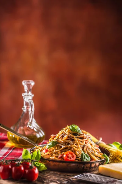 Paste Italiene Spaghete Sos Roșii Ulei Măsline Busuioc Brânză Parmezan — Fotografie, imagine de stoc