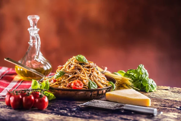 Italian Pasta Spaghetti Tomato Sauce Olive Oil Basil Parmesan Cheese — Stock Photo, Image