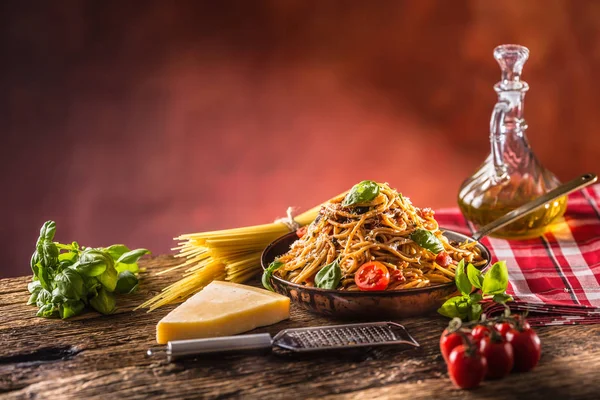 Esparguete Macarrão Italiano Com Molho Tomate Manjericão Azeite Queijo Parmesão — Fotografia de Stock