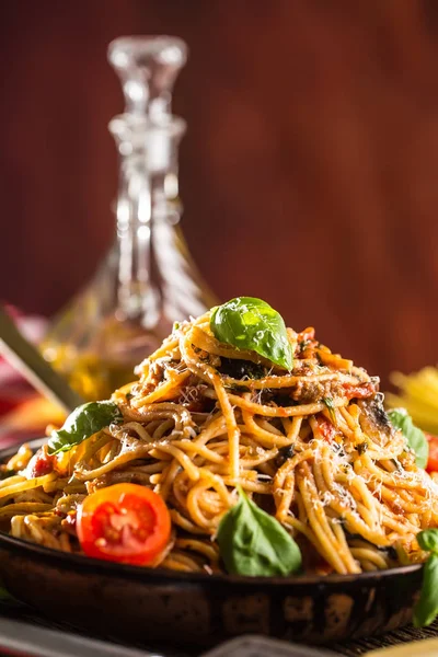 Italienische Pasta Spaghetti Mit Tomatensauce Olivenöl Basilikum Und Parmesan Alter — Stockfoto