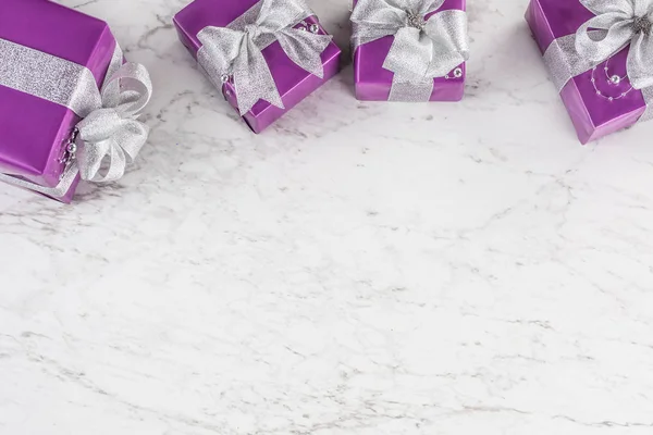 Рождественские Фиолетовые Подарки Серебряной Лентой Белом Мраморном Столе — стоковое фото