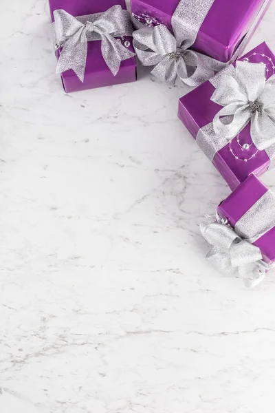 Presentes Roxos Natal Com Fita Prata Mesa Mármore Branco — Fotografia de Stock