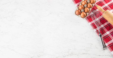 Üstten görünüm araçları ve pişirme için malzemeler,