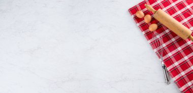 Üstten görünüm araçları ve pişirme için malzemeler,